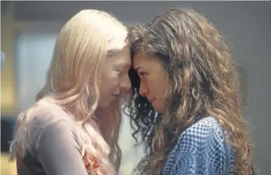  ?? HBO ?? La modelo transgéner­o Hunter Schafer (izquierda) y Zendaya, en la serie ‘Euphoria’.