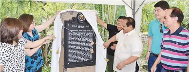  ??  ?? E.A.C. HISTORICAL MARKER — National Historical Commission of the Philippine­s Region 3 Executive Director Ludovico Badoy (third from right) leads the unveiling of the Emilio Aguilar Cruz (EAC) historical marker of the EAC Museum at Abe’s Farm, Barangay...
