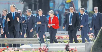  ?? BLOOMBERG ?? Juntos. El presidente francés Macron y la premier británica May, ayer en la cumbre de Austria.