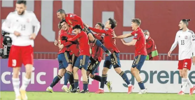  ?? EFE ?? Los jugadores de la selección celebran el gol de Dani Olmo en el último suspiro del partido