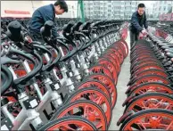  ?? PENG BIN / FOR CHINA DAILY ?? Workers arrange newly manufactur­ed mobikes in Hengyang, Hunan province.