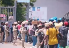  ?? DIARIO LIBRE ?? Haitianos regresan de forma voluntaria por la frontera.