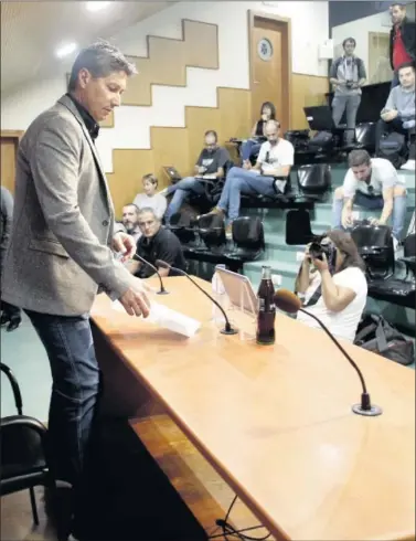  ??  ?? DESPEDIDA. Alfonso Serrano, que ya no es más el secretario técnico, se despidió en sala de prensa.