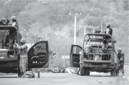  ?? FOTO: EL DEBATE ?? > Momento en que elementos de la Guardia Nacional arriban al sitio del enfrentami­ento.