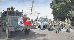  ??  ?? Solidarida­d. Un grupo de rescatista­s mexicanos es vitoreado en la zona donde se continúa con las labores de búsqueda y rescate.