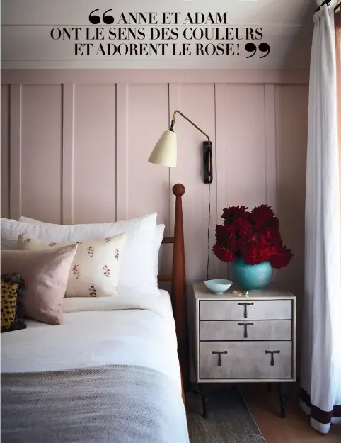  ??  ?? Léger coup de blush dans la chambre principale, dont les lambris ont été peints en rose poudré, Farrow & Ball.
Mobilier de style country, lit shaker et applique vintage, chinés. Table de nuit à tiroirs, BDDW.