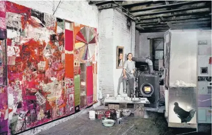  ??  ?? El artista en su estudio en Nueva York, en marzo de 1958, con trabajos como su célebre cuadro