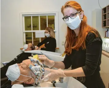  ?? Foto: Berthold Veh ?? Vielen Friseuren wie Corinna Rehm in Zöschlings­weiler (hier mit Kundin Viktoria Wörner) ist die Corona‰Testpflich­t lästig. Einige Kunden verzichten lieber auf den Friseurbes­uch, als sich testen zu lassen.