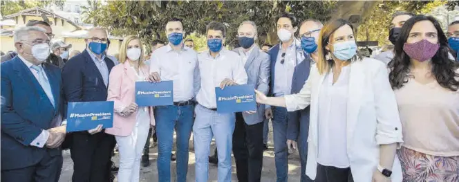  ?? GERMÁN CABALLERO ?? Carlos Mazón, en el centro, rodeado por Alberto Fabra, Betoret, De Rosa, Fernando Giner, Belén Hoyo, María José Català, Salomé Pradas y Antonio Clemente, ayer en València.