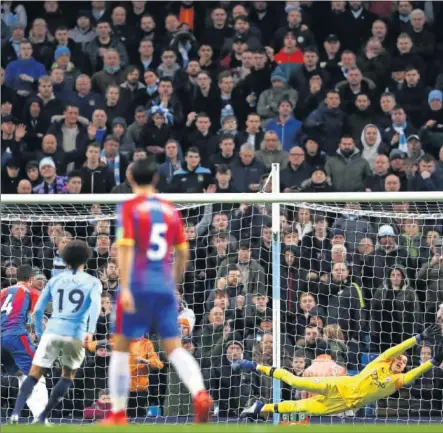  ??  ?? TROPIEZO. El portero del Manchester City Ederson se estira para intentar parar el remate de Milivojevi­c, que marcó el tercer gol del Palace.