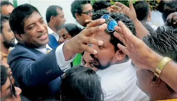  ??  ?? Ravi Karunayake being greeted by his supporters near his Battaramul­la residence soon after he announced his resignatio­n as Foreign Minister. Pic by Amila Gamage