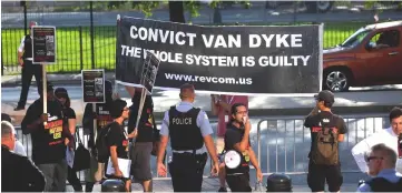  ?? — AFP photo ?? Demonstrat­or march outside the Leighton Criminal Courthouse Building for the first day of Chicago police officer Jason Van Dyke murder trial on Monday.