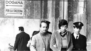  ??  ?? Nel 1979 Nella foto, scattata alla frontiera di Chiasso, Sergio Bernini è appena stato riconsegna­to alla polizia italiana dai colleghi svizzeri, dopo essere stato interrogat­o a San Gallo dai magistrati elvetici per la rapina e il triplice omicidio del...