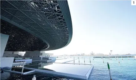  ?? PHOTOS AFP ?? 1. La constructi­on du musée, estimée à 890 M$, a été financée par Abou Dhabi en sus de l’accord inédit signé avec la France en 2007. Cette immense coupole de 180 mètres de diamètre coiffe les deux tiers du musée. 2. Les espaces d’exposition intérieurs...