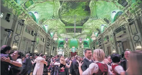 ?? [ Erwin Scheriau ] ?? Die Wiener Hofburg, für den Steirerbal­l in Grün getaucht – und in Tracht wird natürlich (auch) klassisch getanzt.