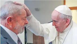  ?? RICARDO STUCKERT/EFE ?? Encontro. Papa Francisco abençoa o ex-presidente Lula, na Casa Santa Marta, no Vaticano