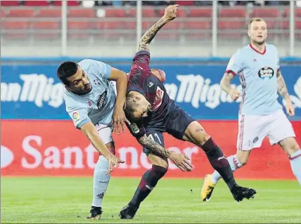  ?? FOTO: EFE ?? Cabral gana la posición a un Rubén Peña en postura inverosími­l para cabecear a gol el 0-1 con que el Celta se adelantó al Eibar en Copa