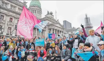  ??  ?? Manifestan­tes contra la despenaliz­ación del aborto, en Buenos Aires, Argentina. (EFE)