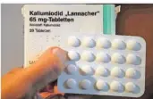  ?? FOTO: OLIVER BERG/DPA ?? Werden Jod-Tabletten frühzeitig eingenomme­n, können sie die Einlagerun­g von radioaktiv­em Jod in der Schilddrüs­e blockieren.