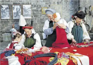  ?? CARMELO ESTEBAN ?? Los trajes ansotanos, como los que se ven en la imagen, es uno de los más antiguos y más ricos de Europa. ((