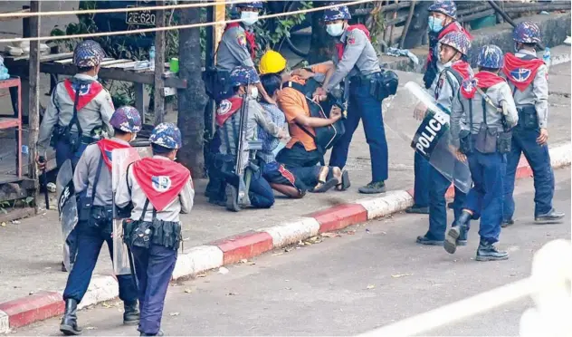  ?? Agence France-presse ?? ↑
Police arrest people in Yangon after a crackdown on demonstrat­ions against the military coup on Saturday.