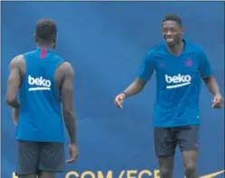  ??  ?? ALEGRE. Denbéle se ríe con Umtiti en el entrenamie­nto de ayer.