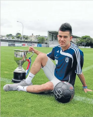 ?? Photo: LAUREN PRIESTLEY ?? Top trophy: Walid Omar of the refugee football team RYAN with the New Zealand Communitie­s Cup.