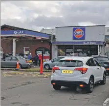  ?? 01_B40fuel02 ?? A queue forms at the Brodick fuel station as vehicles start entering the forecourt from the wrong direction.