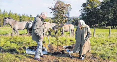  ?? FOTO: ANDREW MILLIGAN/AFP ?? Die Königin und der Prinz als Landschaft­sgärtner: Elizabeth II. und Charles starten Anfang Oktober eine Baumpflanz­kampagne in Schottland.