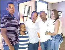  ??  ?? Familia. Junto a su esposo y a sus tres hijos.