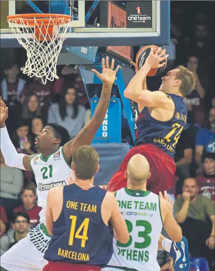  ?? FOTO: M. MONTILLA ?? Acción de potencia de Oleson, que se estrelló contra el tablero. El Barça necesitó mostrar intensidad para superar a los griegos