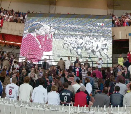  ??  ?? Symbole de l’engouement populaire qui s’était emparé de la France lors du Mondial 2007, ces supporters du PSG étaient restés au Parc des Princes après un match de footbal pour voir, sur écran géant, le XV de France affronter les All Blacks en quart de...