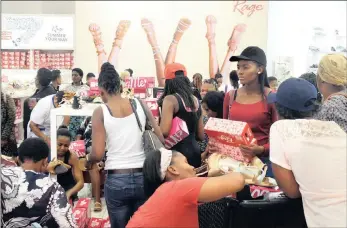  ??  ?? Eager shoppers in Sandton City scuffle to get the best Black Friday deals.