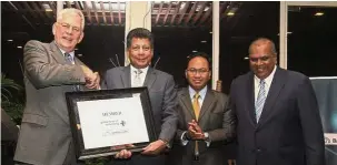  ??  ?? Welcome aboard: Bank Muamalat chairman Tan Sri Munir Majid (second from left) with the GABV membership. With him are GABV senior advisor David K. Korslund (left), Bank Negara director of Islamic banking and takaful regulation Mohd Zabidi Md Nor (second from right) and Mohd Redza.
