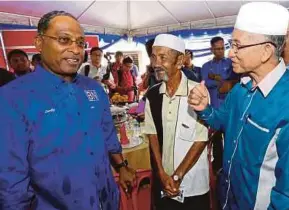  ?? PIC BY AIZUDDIN SAAD ?? Menteri Besar Datuk Seri Dr Zambry Abd Kadir (left) speaking to villagers after the launch of a drainage upgrading programme in Kampung Bahagia, Teluk Intan, yesterday.