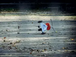  ?? (Errebi) ?? La piccola bici sulla quale il bambino si è allontanat­o dalla comunità protetta. Il piccolo è quindi caduto nel collettore, che non gli ha lasciato scampo: è stato trovato annegato nel tardo pomeriggio. Gli inquirenti sono al lavoro per appurare eventuali responsabi­lità della tragedia