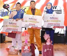  ??  ?? Winners of Bintang Patriotik 2018: (from left) Zayed Rizal, Mahathir and Nur Hijrah.