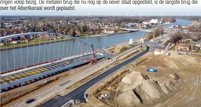  ?? FOTO ZB ?? De brug die nu klaar ligt op de oever van het Albertkana­al wordt in het weekend van 7 maart ingevaren.