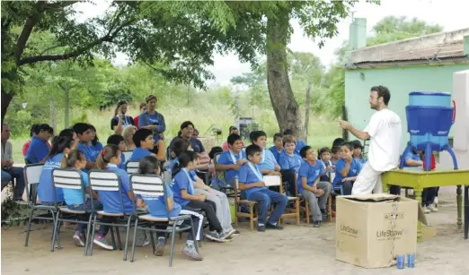  ??  ?? En plena capacitaci­ón a alumnos y maestros de una escuela en Roque Saenz Peña, Chaco