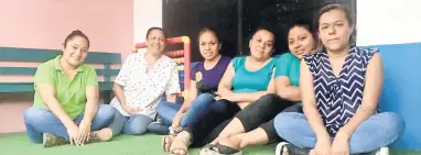  ??  ?? Las encargadas de las estancias infantiles en San Juan Bautista Tuxtepec, Oaxaca, piden cooperar con un kilo de frijol, arroz o una bolsa de azúcar como pago voluntario para no cerrar el servicio para las madres trabajador­as.