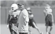  ?? MICHAEL CHOW/ THE REPUBLIC ?? ASU coach Herm Edwards instructs players during Sunday’s practice in Tempe.