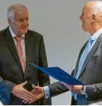  ?? Foto: THI ?? THI-Präsident Professor Walter Schober (rechts) gratuliert­e Horst Seehofer zur Ehrensenat­orwürde.