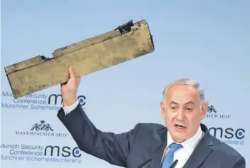  ??  ?? ► El premier israelí con un objeto que asegura era una pieza de un dron iraní.