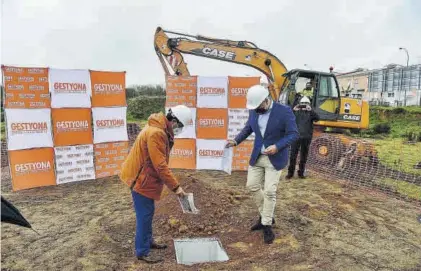  ?? TONI GUDIEL ?? Cotallo (izquierda) y Pizarro introducen los periódicos del día en la puesta de la primera piedra.