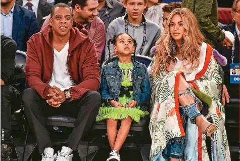  ??  ?? El rapero Shawn ‘Jayz’ Carter y Beyoncé conforman una de las parejas más poderosas y acaudalada­s del mundo de la música, con una fortuna conjunta de 1.600 millones de dólares. En febrero estuvieron con Blue Ivy en un partido de la NBA en Nueva Orleans.