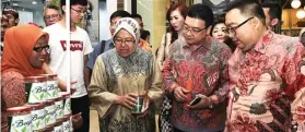  ?? YUYUNG ABDI/JAWA POS ?? POTENSI SURABAYA: Wali Kota Surabaya Tri Rismaharin­i (dua dari kiri) didampingi Ketua APPBI DPD Jatim Sutandi Purnomosid­i dan General Manager Grand City Mall and Convex Roedijanto ketika berkunjung ke salah satu stan Festival Oleh-Oleh di Grand City...