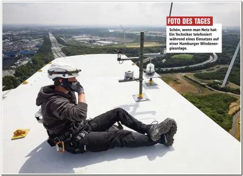  ??  ?? Schön, wenn man Netz hat: Ein Techniker telefonier­t während eines Einsatzes auf einer Hamburger Windenergi­eanlage.