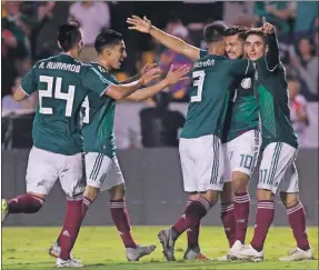  ??  ?? El yucateco Henry Martín es felicitado por sus compañeros después de marcar el segundo gol del Tri