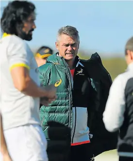  ?? Picture: GETTY IMAGES ?? PRESSURE: Springbok coach Heyneke Meyer, middle, talks to Victor Matfield during the team’s training session in Brisbane on Friday