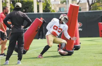  ?? San Francisco 49ers ?? Kerry Hyder spent two seasons on practice squads before coach Kris Kocurek (left) convinced him to lose 35 pounds and move to defensive end. Hyder responded with his best season in ’16.